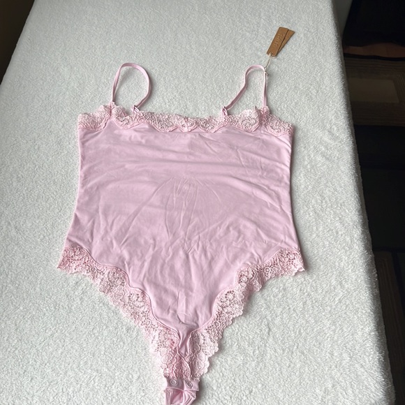 SKIMS  Fits Everybody Lace-trimmed Stretch-jersey Thong Bodysuit - Picture 2 of 11